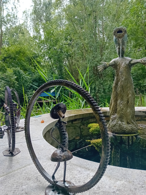 Simonet Biokou - Femme enceinte (In garden)(Metal, Recup)